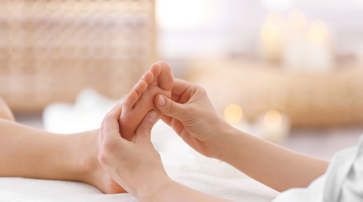 Foot Massage vs. Foot Reflexology What's the Difference? vitahomespa